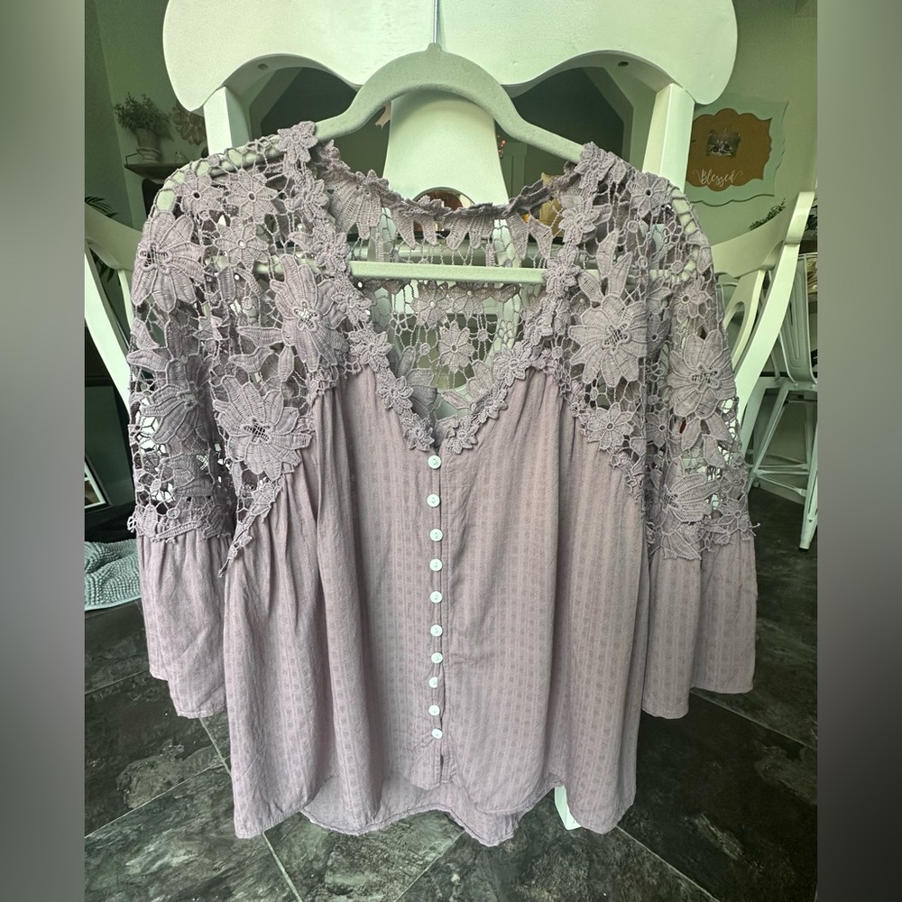 Boutique bell sleeve lace top size Medium purple lavender